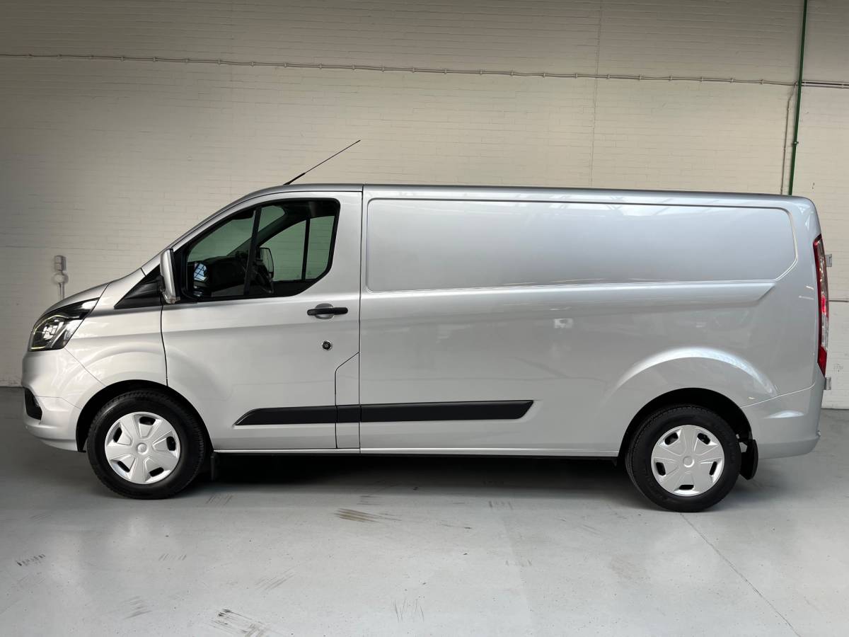 Ford Transit Custom Ford Transit Custom Automaat 300 2.0 TDCI 130pk L2H1 Limited 3persoons, Airco, Navigatie, Trekhaak, Metallic lak, RIJKLAARPRIJS