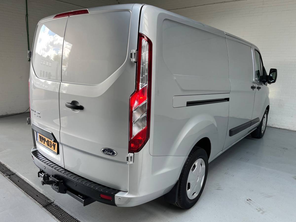 Ford Transit Custom Ford Transit Custom Automaat 300 2.0 TDCI 130pk L2H1 Limited 3persoons, Airco, Navigatie, Trekhaak, Metallic lak, RIJKLAARPRIJS