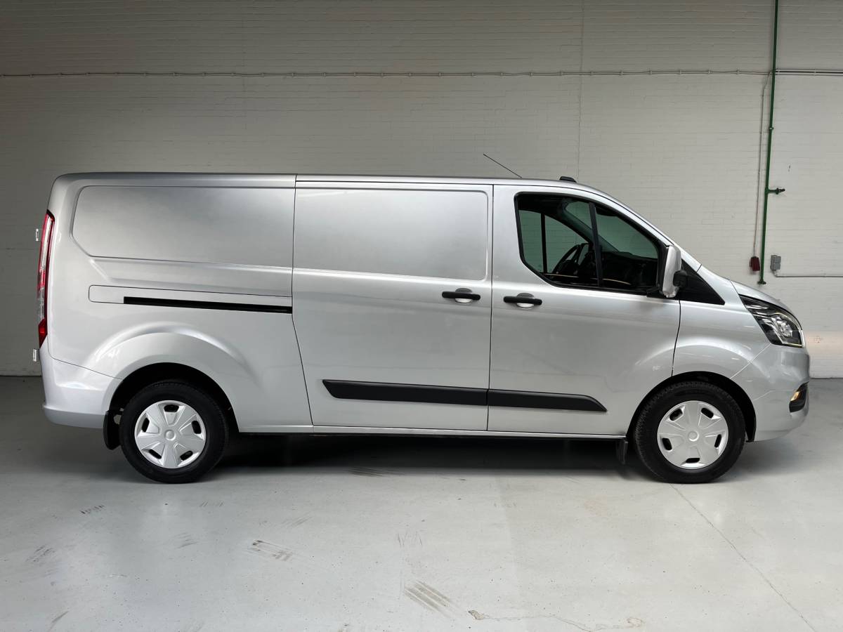 Ford Transit Custom Ford Transit Custom Automaat 300 2.0 TDCI 130pk L2H1 Limited 3persoons, Airco, Navigatie, Trekhaak, Metallic lak, RIJKLAARPRIJS