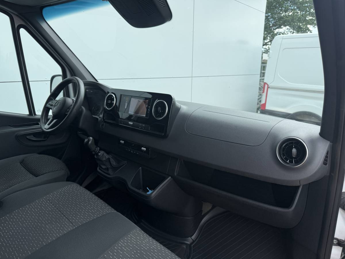 Mercedes-Benz Sprinter Mercedes-Benz Sprinter 516 2.2 CDI L2H2 Dubbellucht 10-Inch MBUX 3,5t Trekhaak Climate Control Navigatie Parkeersensoren V + A