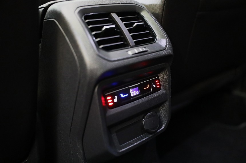 Volkswagen Tiguan Volkswagen TIGUAN 1.4 TSI eHybrid R-Line Business+ / Leder / Memory / Elek Stoelen / Acc / Dode Hoek / 360 Camera / Head Up / Pano
