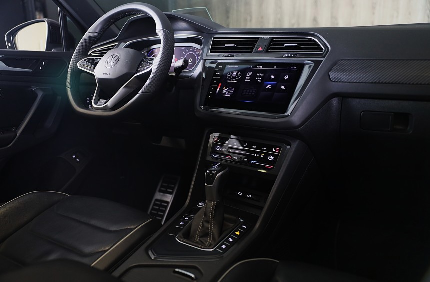 Volkswagen Tiguan Volkswagen TIGUAN 1.4 TSI eHybrid R-Line Business+ / Leder / Memory / Elek Stoelen / Acc / Dode Hoek / 360 Camera / Head Up / Pano