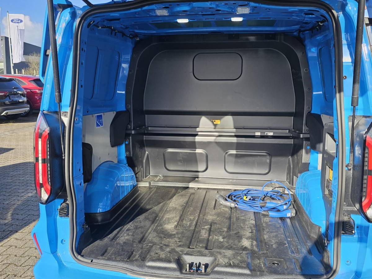 Ford Transit Custom Ford Transit Custom 320 2.5 PHEV L1H1 MS-RT DC | Dubbele Cabine | Dubbele zijschuifdeur | Keyless entry | Lederen sportstoelen | Elektrische zijschuifdeur | Virtual cockpit | Fabrieksgarantie tm. 16-04-2029