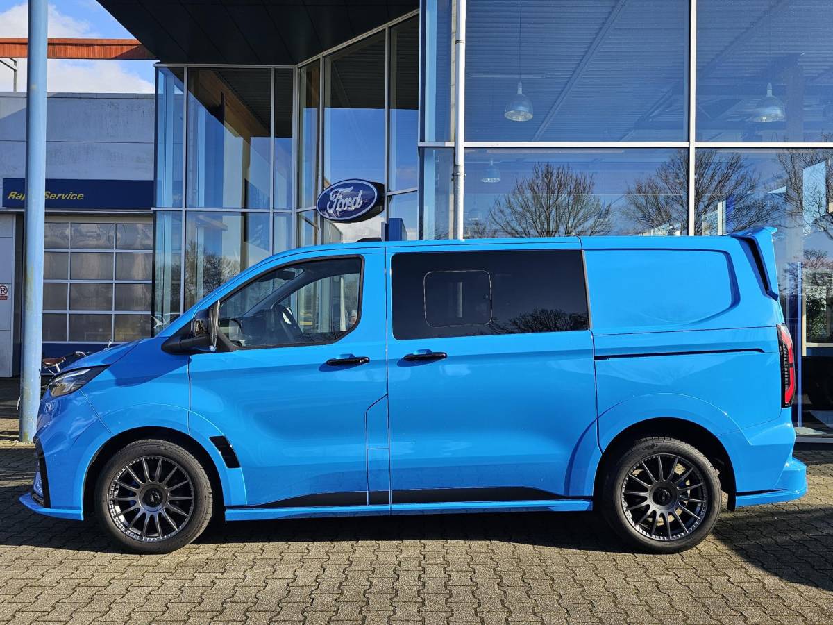 Ford Transit Custom Ford Transit Custom 320 2.5 PHEV L1H1 MS-RT DC | Dubbele Cabine | Dubbele zijschuifdeur | Keyless entry | Lederen sportstoelen | Elektrische zijschuifdeur | Virtual cockpit | Fabrieksgarantie tm. 16-04-2029