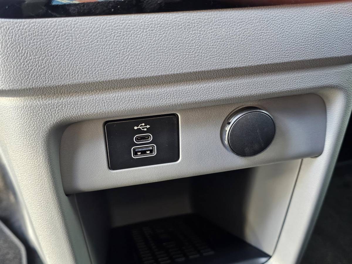 Ford Transit Custom Ford Transit Custom 320 2.5 PHEV L1H1 MS-RT DC | Dubbele Cabine | Dubbele zijschuifdeur | Keyless entry | Lederen sportstoelen | Elektrische zijschuifdeur | Virtual cockpit | Fabrieksgarantie tm. 16-04-2029
