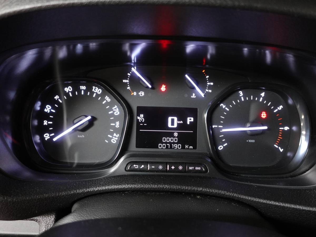 Peugeot Expert Peugeot Expert 145PK L3 Automaat Navigatie Apple Carplay Cruise control Trekhaak Parkeersensoren Euro6