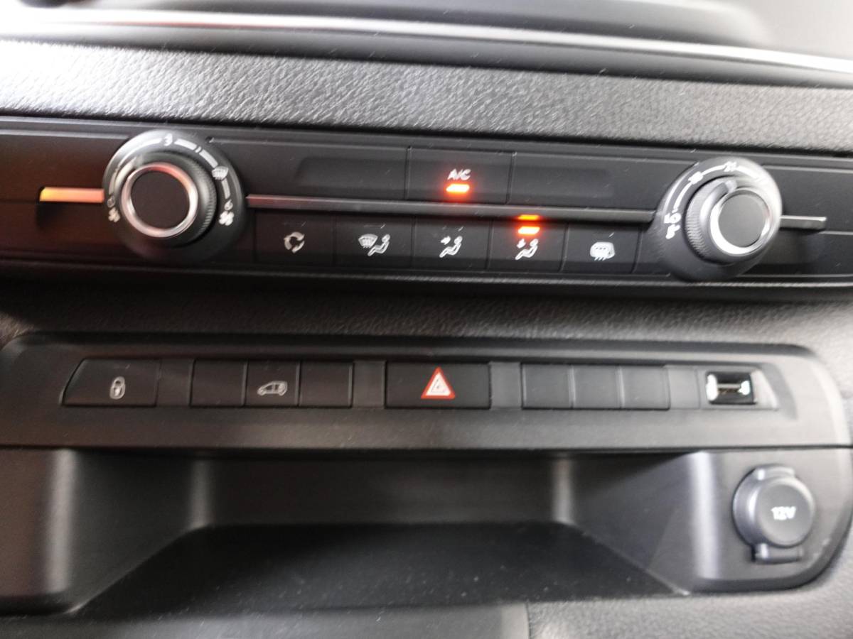 Peugeot Expert Peugeot Expert 145PK L3 Automaat Navigatie Apple Carplay Cruise control Trekhaak Parkeersensoren Euro6