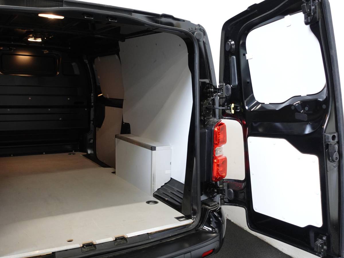 Peugeot Expert Peugeot Expert 145PK L3 Automaat Navigatie Apple Carplay Cruise control Trekhaak Parkeersensoren Euro6