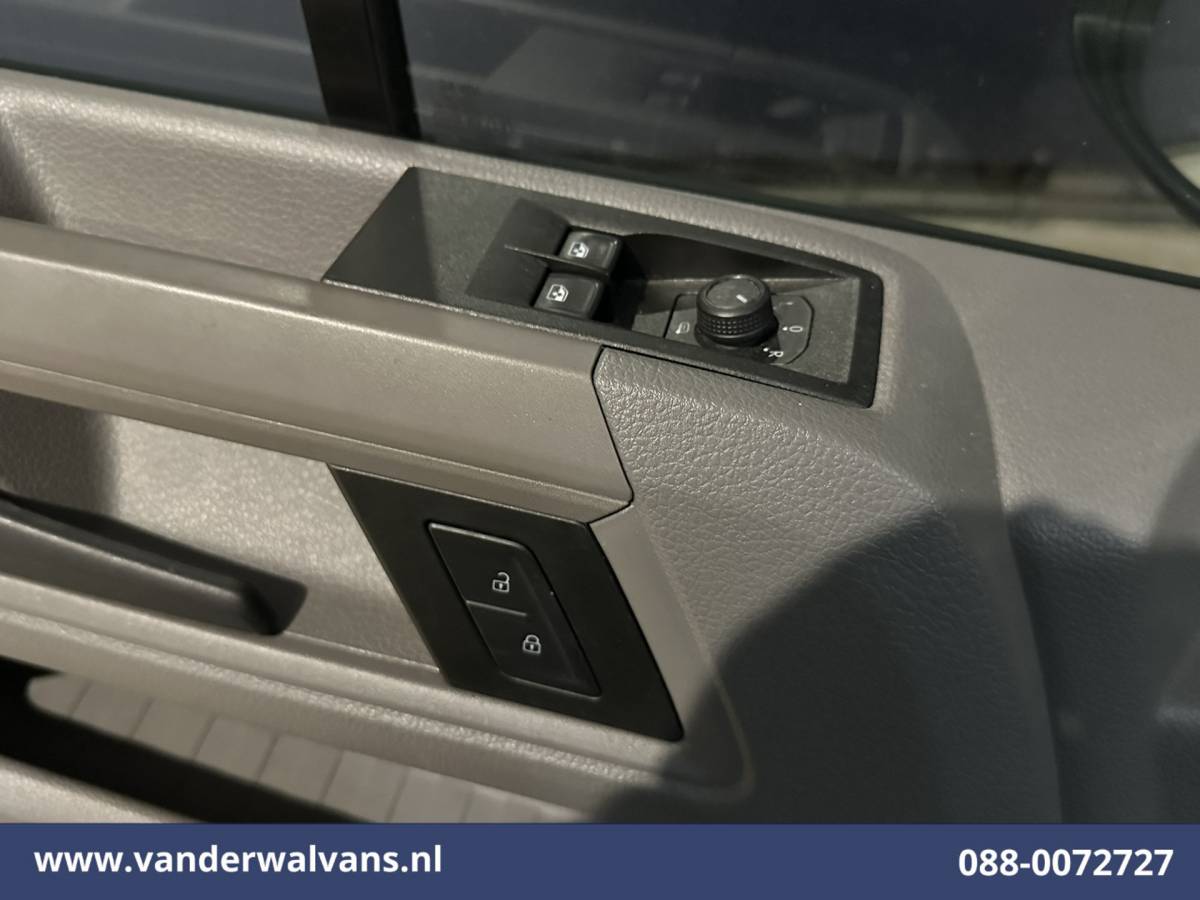 Volkswagen Crafter Volkswagen Crafter 2.0 TDI 141pk L3H3 L2H2 Euro6 Airco | Camera | Apple Carplay | Cruisecontrol | Chauffeursstoel Android Auto, Massagestoel