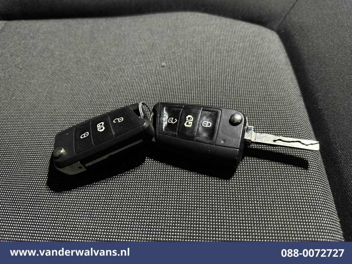 Volkswagen Crafter Volkswagen Crafter 2.0 TDI 141pk L3H3 L2H2 Euro6 Airco | Camera | Apple Carplay | Cruisecontrol | Chauffeursstoel Android Auto, Massagestoel