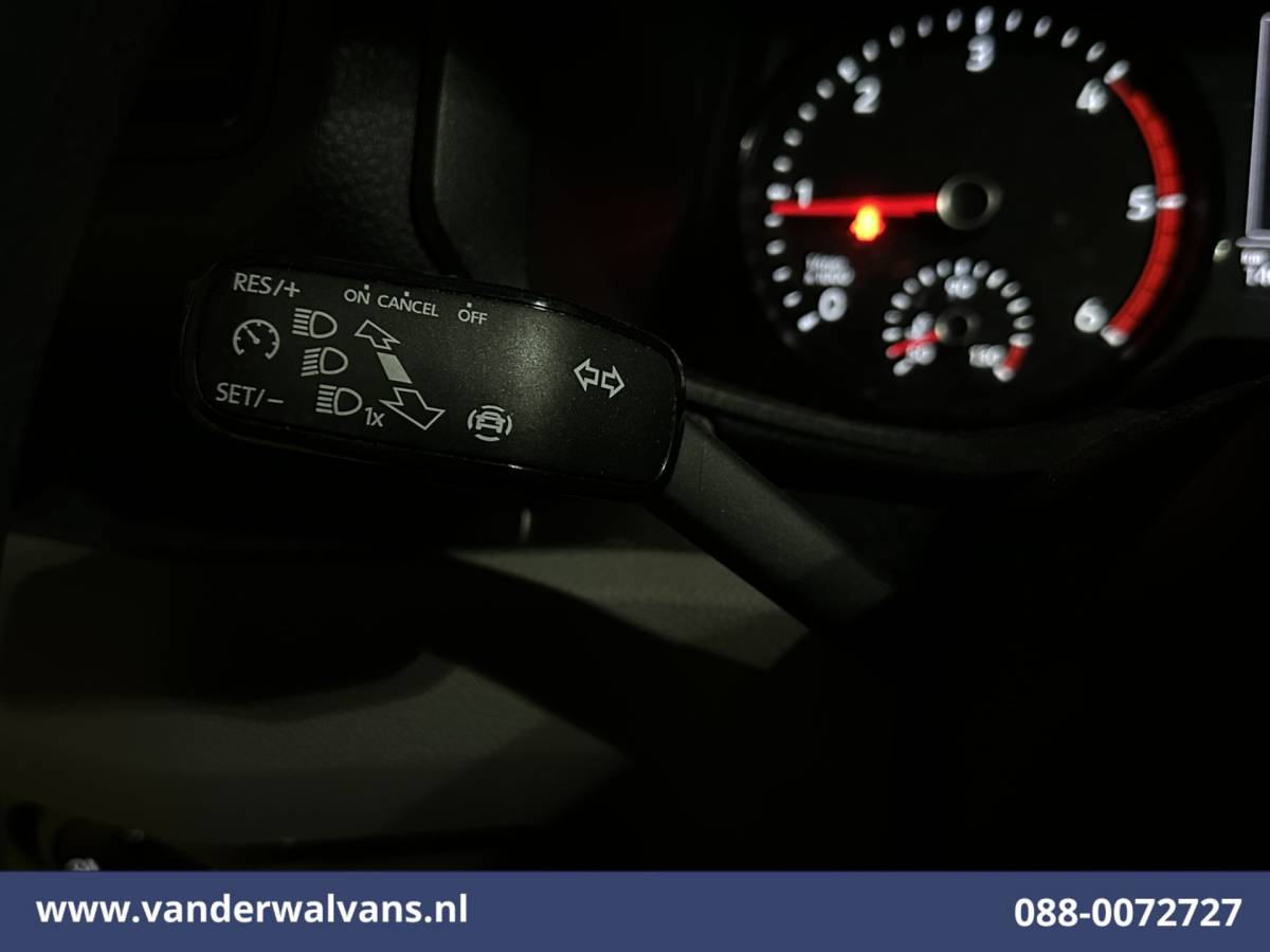 Volkswagen Crafter Volkswagen Crafter 2.0 TDI 141pk L3H3 L2H2 Euro6 Airco | Camera | Apple Carplay | Cruisecontrol | Chauffeursstoel Android Auto, Massagestoel