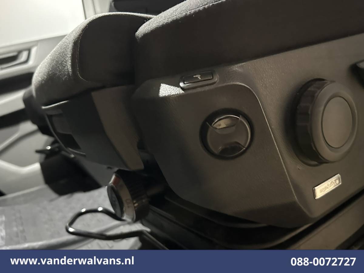Volkswagen Crafter Volkswagen Crafter 2.0 TDI 141pk L3H3 L2H2 Euro6 Airco | Camera | Apple Carplay | Cruisecontrol | Chauffeursstoel Android Auto, Massagestoel