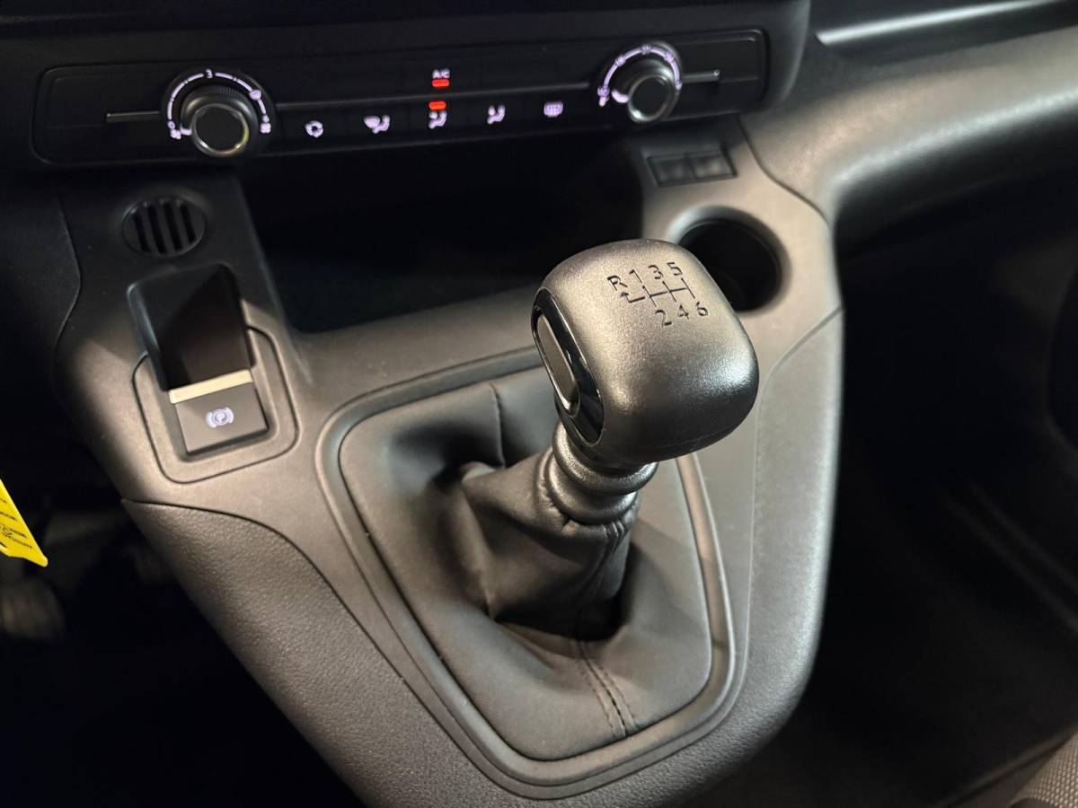 Peugeot Partner Peugeot Partner 1.5 BlueHDI Premium L2 Navigatie Apple Carplay/ Android Auto Parkeersensoren achter Cruise Control Airco