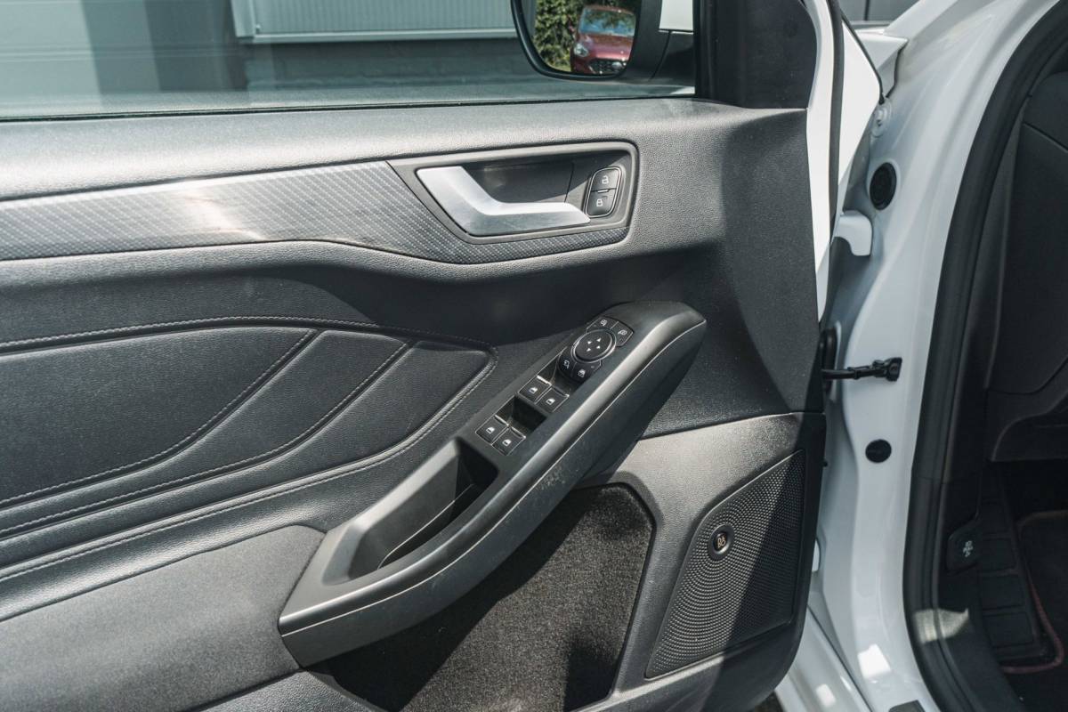 Ford Focus Ford Focus Wagon 1.0 EcoBoost ST Line / LED / Winter Pack!