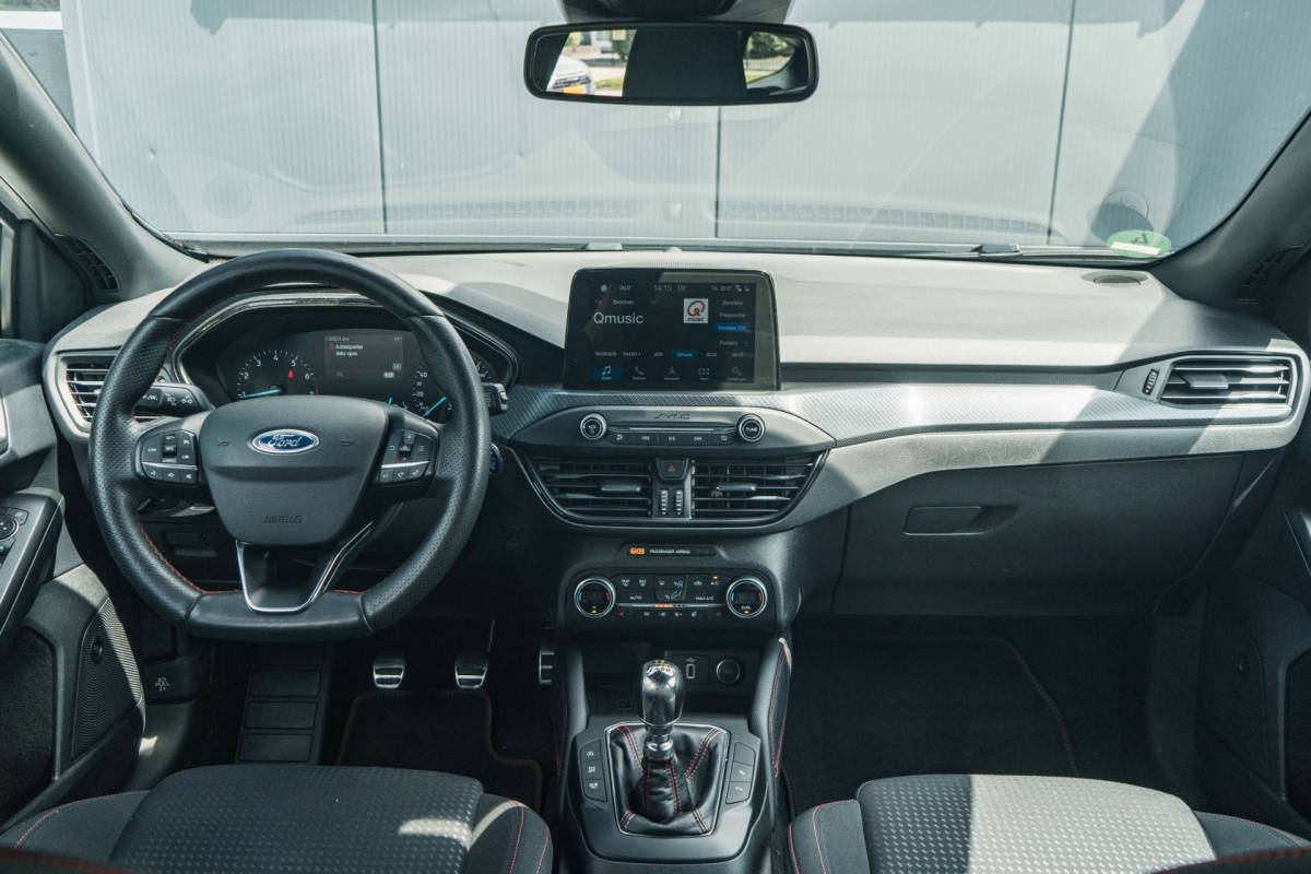 Ford Focus Ford Focus Wagon 1.0 EcoBoost ST Line / LED / Winter Pack!