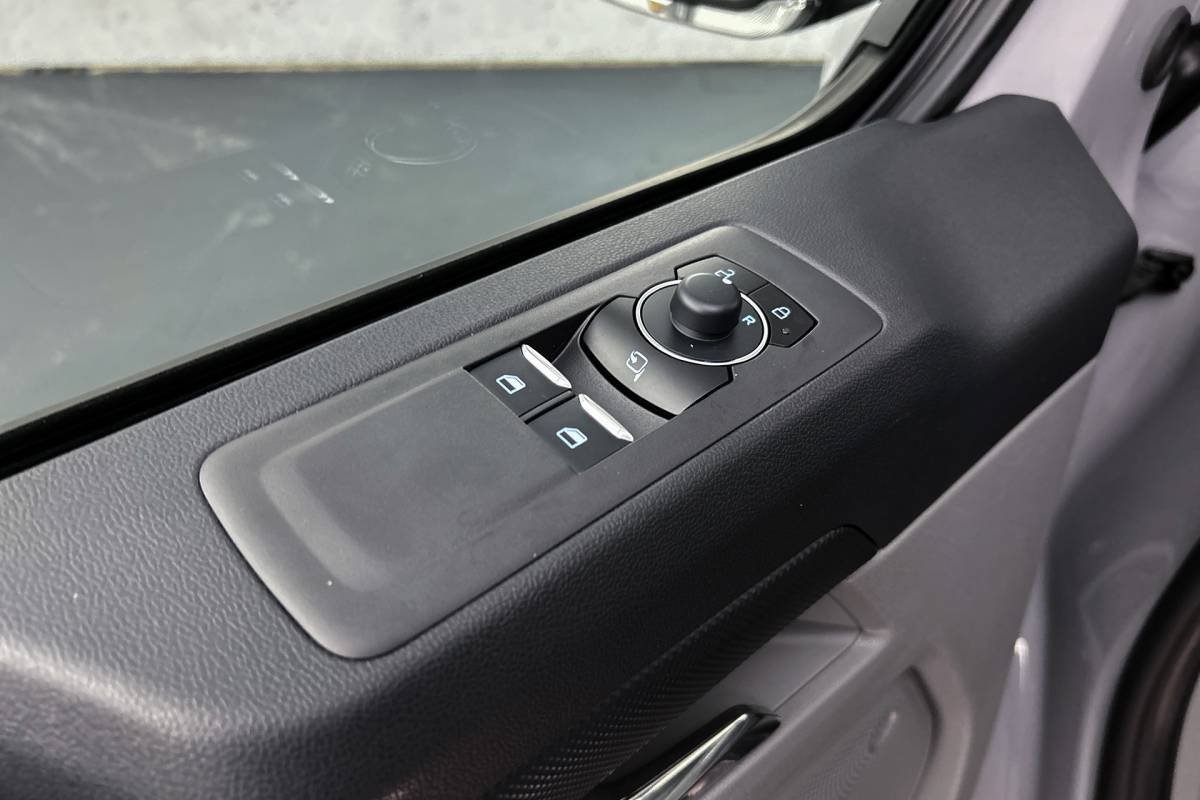 Ford  Ford E-Custom 340 L2 Limited | 2x schuifdeur | 3-zitplaatsen | Stoelverwarming