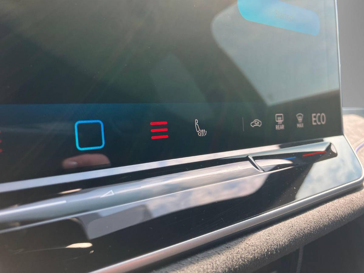 Volkswagen Passat Volkswagen Passat Variant 1.5eHybrid 200kW/272PK R-Line Black Style DSG · Panoramadak · Navigatie · Trekhaak · Garantie t/m 12-03-2030 of 100000km.