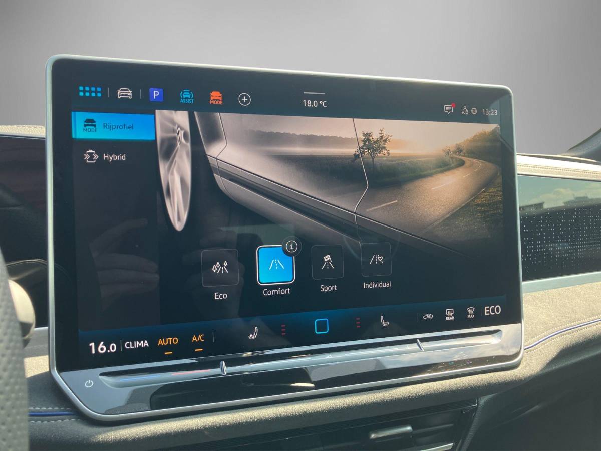 Volkswagen Passat Volkswagen Passat Variant 1.5eHybrid 200kW/272PK R-Line Black Style DSG · Panoramadak · Navigatie · Trekhaak · Garantie t/m 12-03-2030 of 100000km.