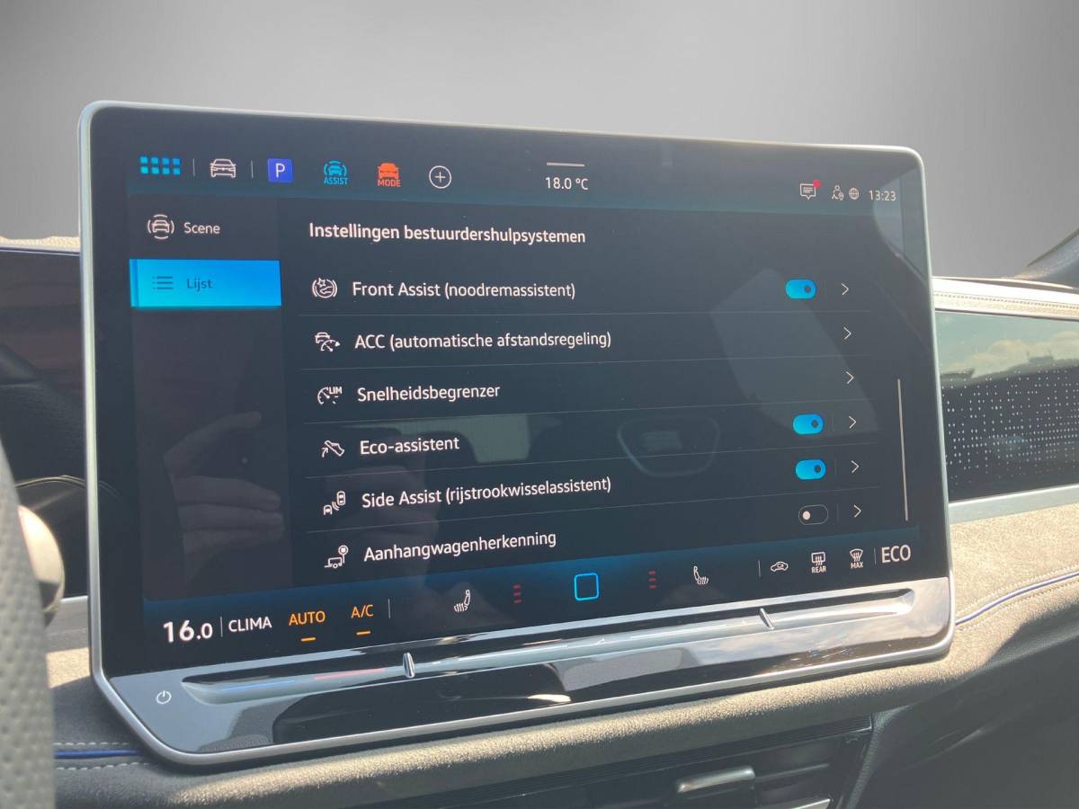 Volkswagen Passat Volkswagen Passat Variant 1.5eHybrid 200kW/272PK R-Line Black Style DSG · Panoramadak · Navigatie · Trekhaak · Garantie t/m 12-03-2030 of 100000km.
