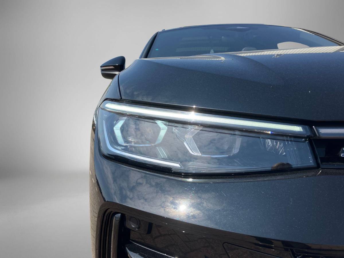 Volkswagen Passat Volkswagen Passat Variant 1.5eHybrid 200kW/272PK R-Line Black Style DSG · Panoramadak · Navigatie · Trekhaak · Garantie t/m 12-03-2030 of 100000km.