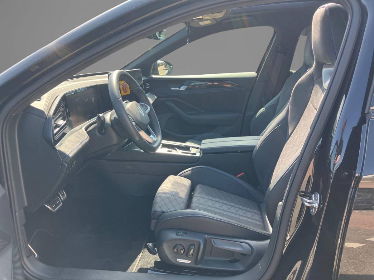 Volkswagen Passat Volkswagen Passat Variant 1.5eHybrid 200kW/272PK R-Line Black Style DSG · Panoramadak · Navigatie · Trekhaak · Garantie t/m 12-03-2030 of 100000km.