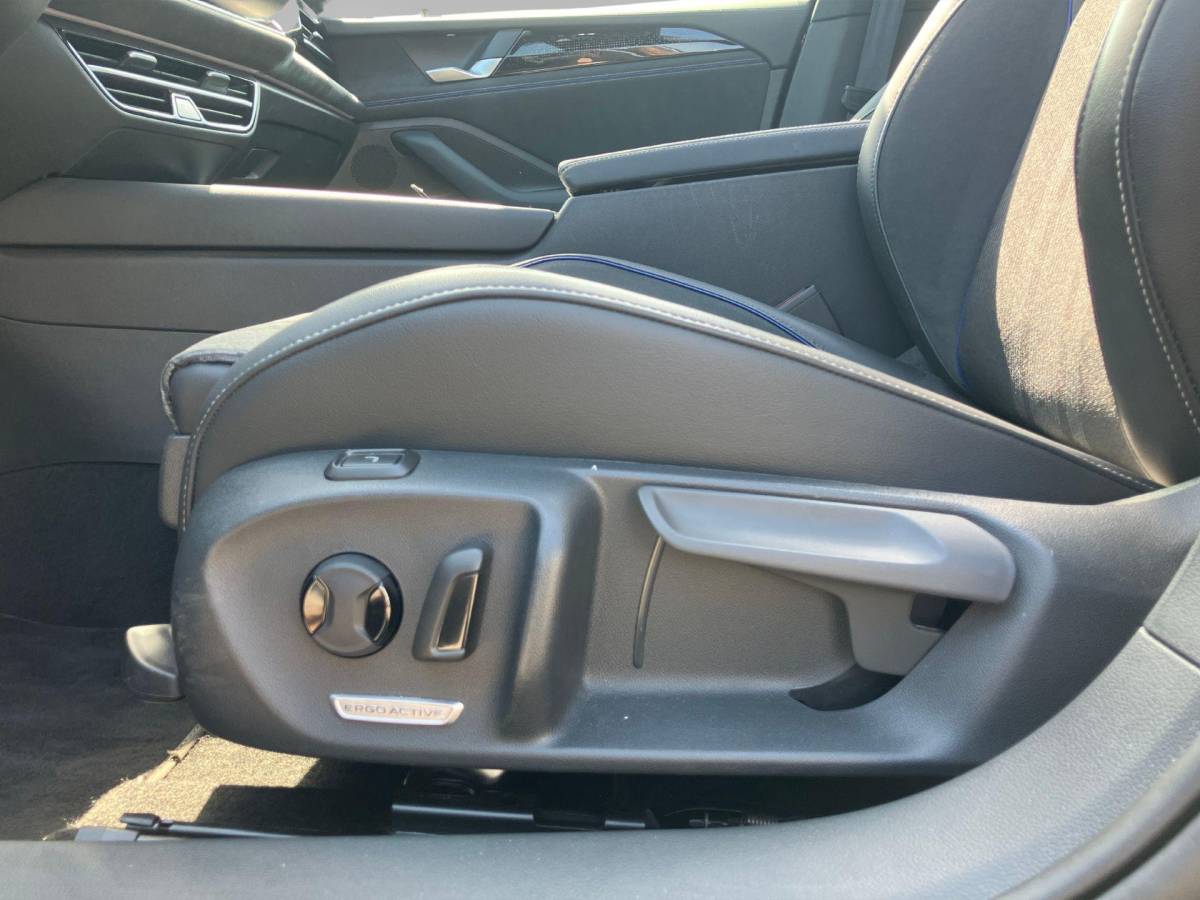 Volkswagen Passat Volkswagen Passat Variant 1.5eHybrid 200kW/272PK R-Line Black Style DSG · Panoramadak · Navigatie · Trekhaak · Garantie t/m 12-03-2030 of 100000km.