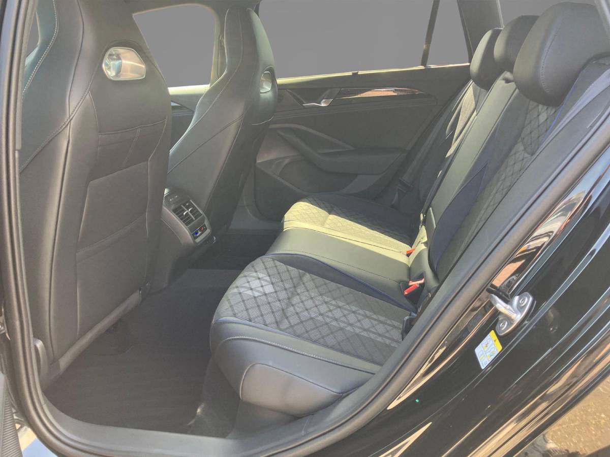 Volkswagen Passat Volkswagen Passat Variant 1.5eHybrid 200kW/272PK R-Line Black Style DSG · Panoramadak · Navigatie · Trekhaak · Garantie t/m 12-03-2030 of 100000km.