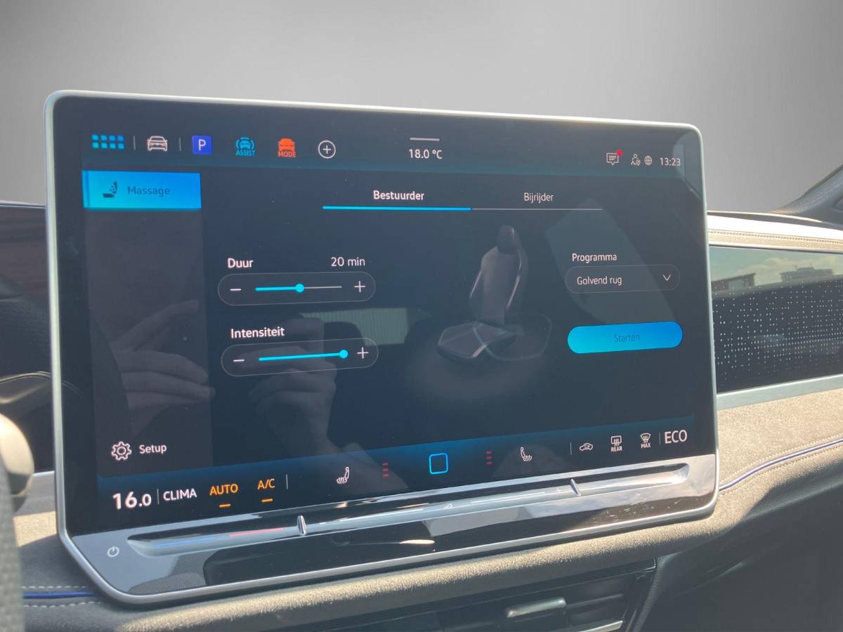 Volkswagen Passat Volkswagen Passat Variant 1.5eHybrid 200kW/272PK R-Line Black Style DSG · Panoramadak · Navigatie · Trekhaak · Garantie t/m 12-03-2030 of 100000km.