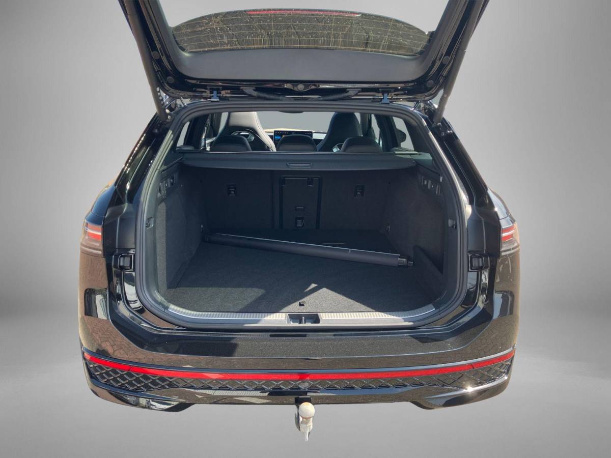 Volkswagen Passat Volkswagen Passat Variant 1.5eHybrid 200kW/272PK R-Line Black Style DSG · Panoramadak · Navigatie · Trekhaak · Garantie t/m 12-03-2030 of 100000km.