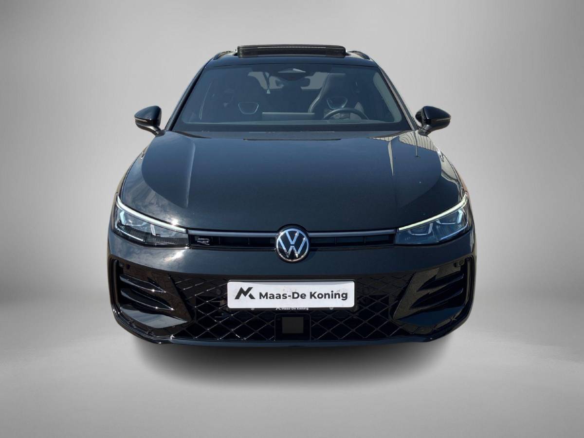 Volkswagen Passat Volkswagen Passat Variant 1.5eHybrid 200kW/272PK R-Line Black Style DSG · Panoramadak · Navigatie · Trekhaak · Garantie t/m 12-03-2030 of 100000km.