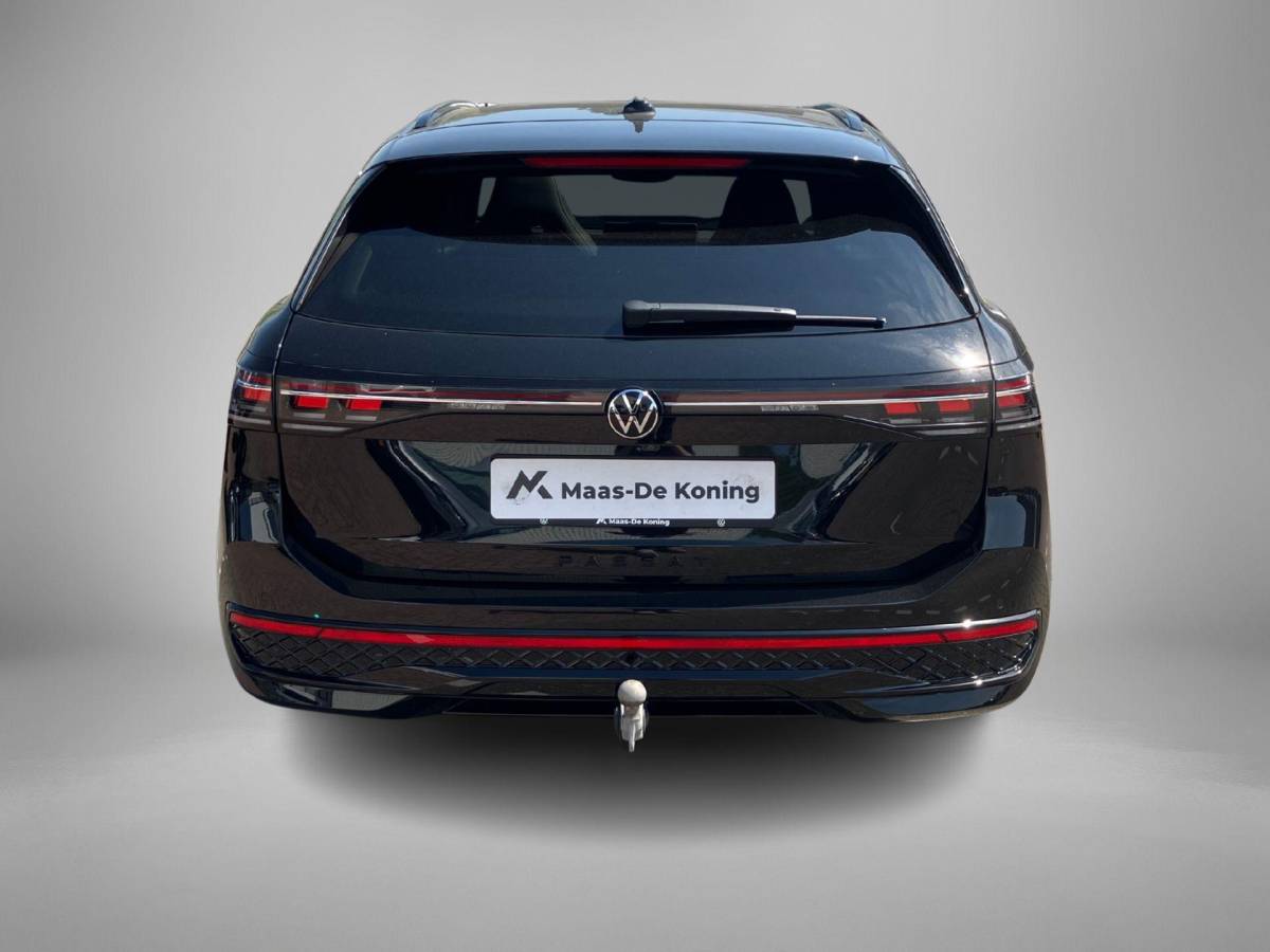 Volkswagen Passat Volkswagen Passat Variant 1.5eHybrid 200kW/272PK R-Line Black Style DSG · Panoramadak · Navigatie · Trekhaak · Garantie t/m 12-03-2030 of 100000km.
