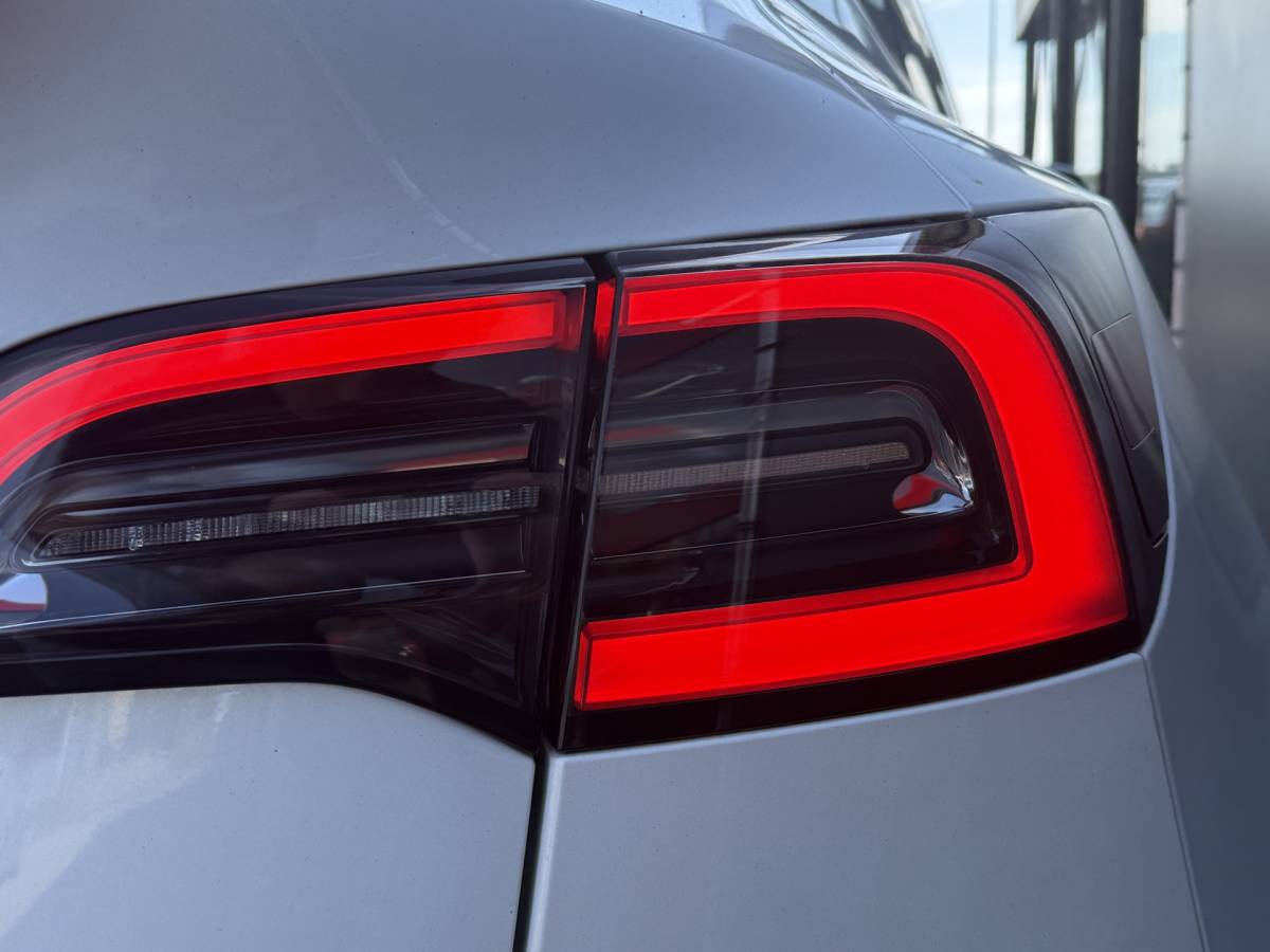 Tesla Model Y Tesla Model Y BWJ 2021 Long Range 351 PK  AWD 75 kWh PANO | FULL LED | STOEL + STUURVERW. | 360 CAMERA | ADAPTIVE CRUISE | LEDER | ELEKTR. STOELEN | ELEKTR. ACHTERKLEP | NAVI | CLIMA | LMV | PDC