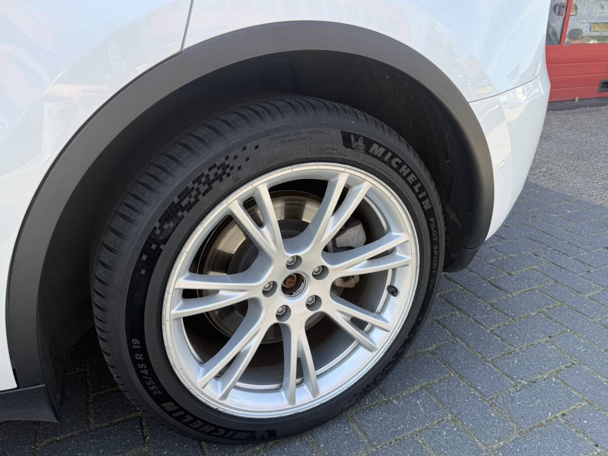 Tesla Model Y Tesla Model Y BWJ 2021 Long Range 351 PK  AWD 75 kWh PANO | FULL LED | STOEL + STUURVERW. | 360 CAMERA | ADAPTIVE CRUISE | LEDER | ELEKTR. STOELEN | ELEKTR. ACHTERKLEP | NAVI | CLIMA | LMV | PDC