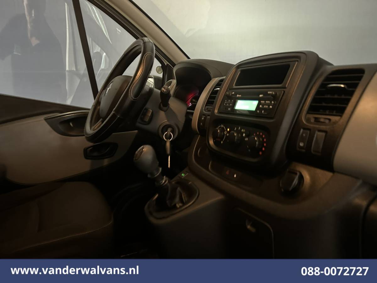 Renault Trafic Renault Trafic 1.6 dCi L1H1 Euro6 Airco | Imperiaal | Trekhaak | Parkeersensoren | Cruisecontrol Bijrijdersbank