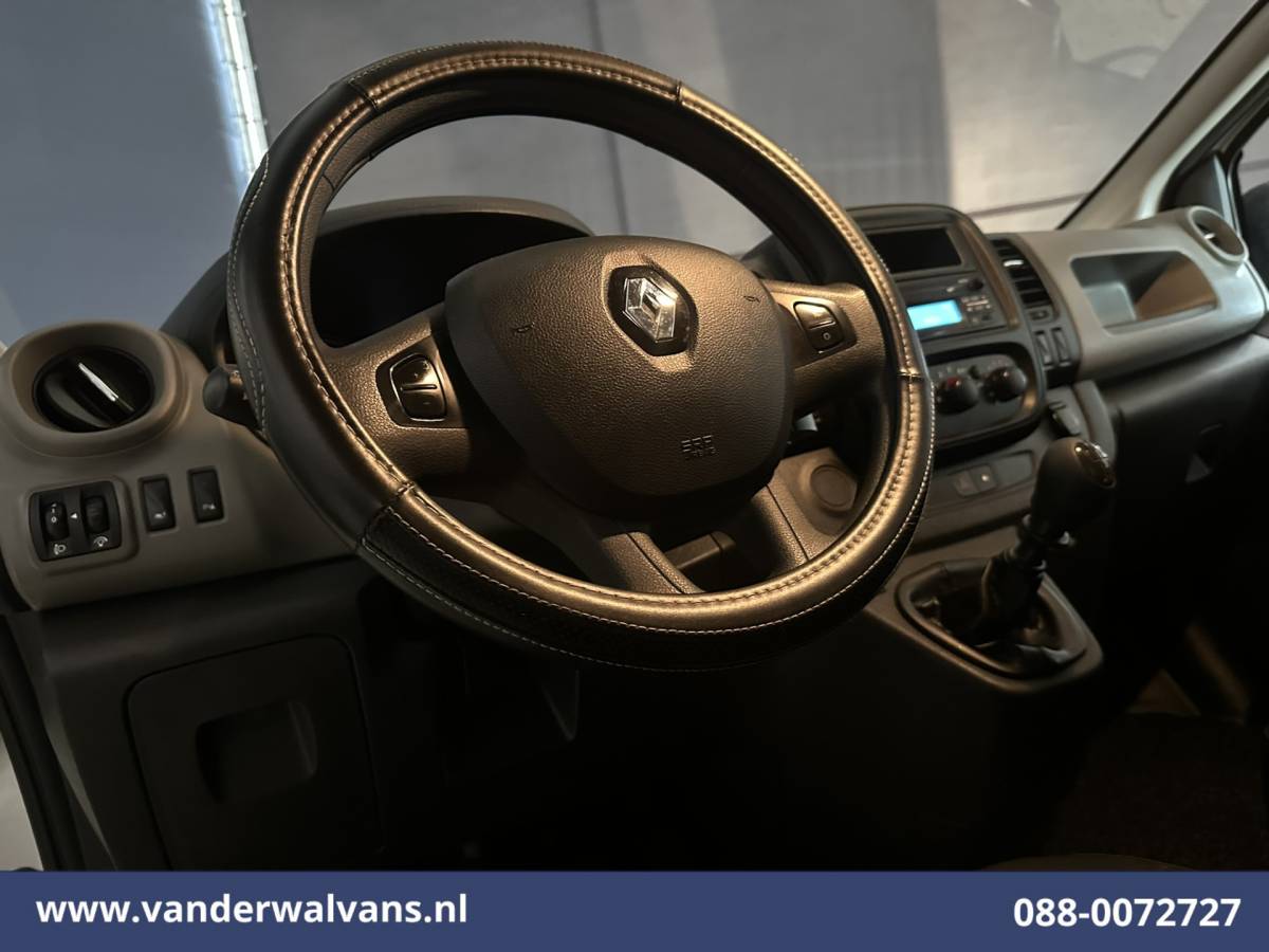 Renault Trafic Renault Trafic 1.6 dCi L1H1 Euro6 Airco | Imperiaal | Trekhaak | Parkeersensoren | Cruisecontrol Bijrijdersbank