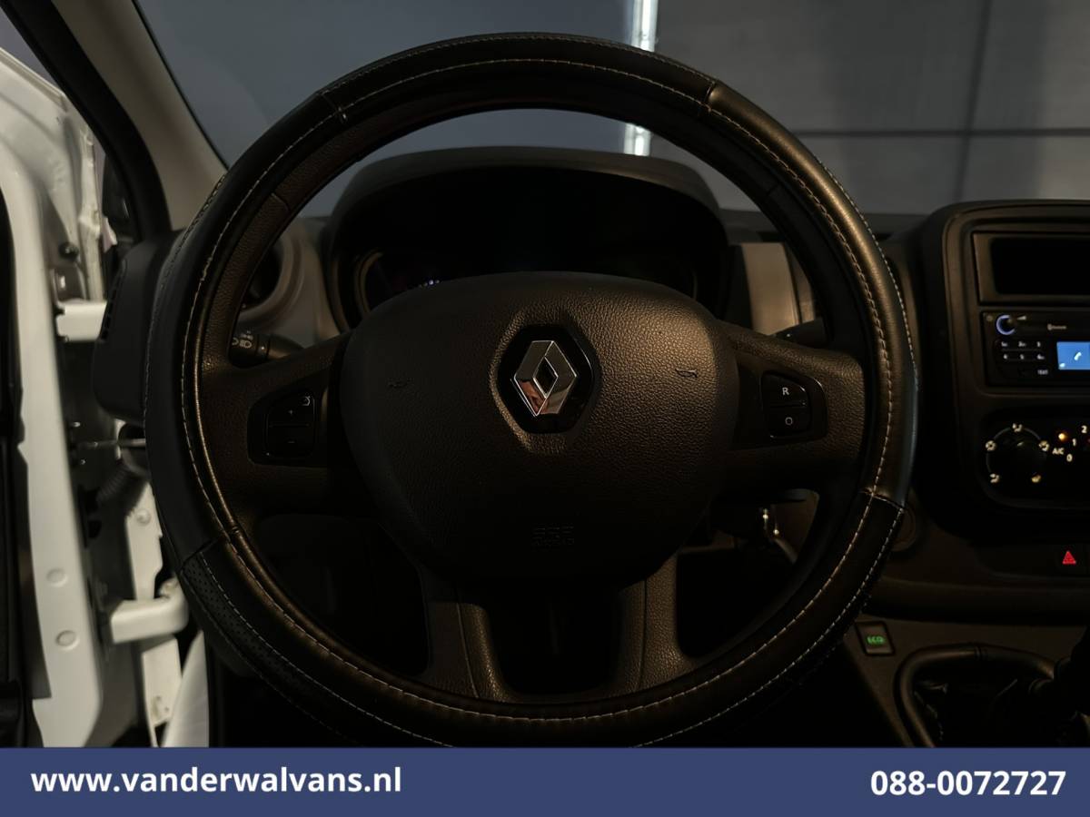 Renault Trafic Renault Trafic 1.6 dCi L1H1 Euro6 Airco | Imperiaal | Trekhaak | Parkeersensoren | Cruisecontrol Bijrijdersbank