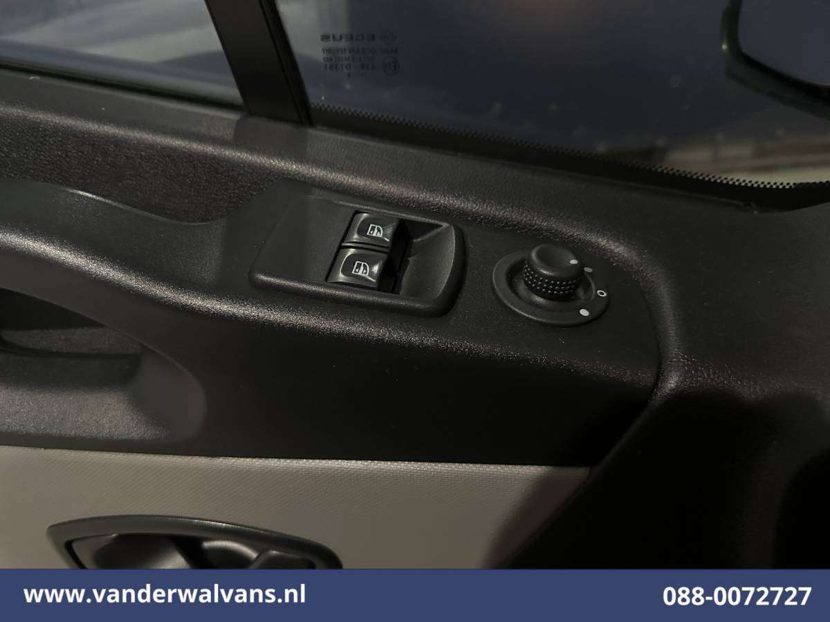 Renault Trafic Renault Trafic 1.6 dCi L1H1 Euro6 Airco | Imperiaal | Trekhaak | Parkeersensoren | Cruisecontrol Bijrijdersbank
