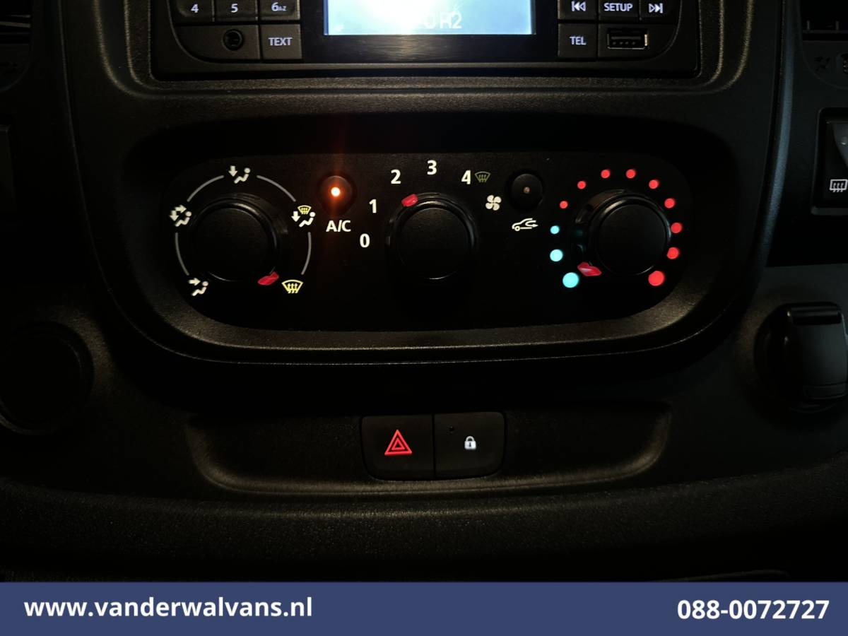 Renault Trafic Renault Trafic 1.6 dCi L1H1 Euro6 Airco | Imperiaal | Trekhaak | Parkeersensoren | Cruisecontrol Bijrijdersbank