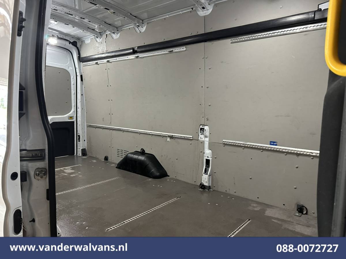 Ford Transit Ford Transit 2.0 TDCI 131pk L4H3 Jumbo Euro6 Airco | Camera | Cruisecontrol | Verwarmde voorruit Parkeersensoren, Bijrijdersbank
