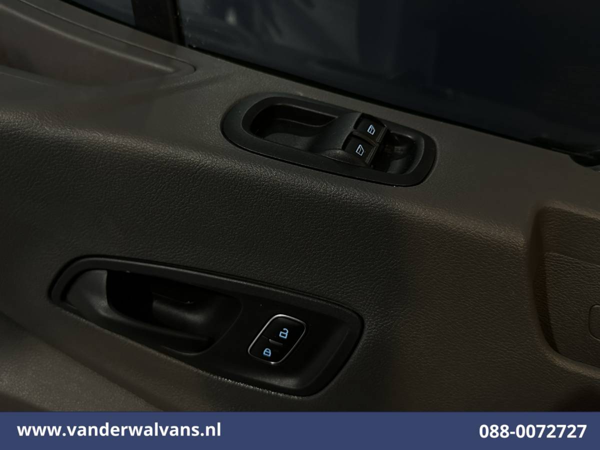 Ford Transit Ford Transit 2.0 TDCI 131pk L4H3 Jumbo Euro6 Airco | Camera | Cruisecontrol | Verwarmde voorruit Parkeersensoren, Bijrijdersbank