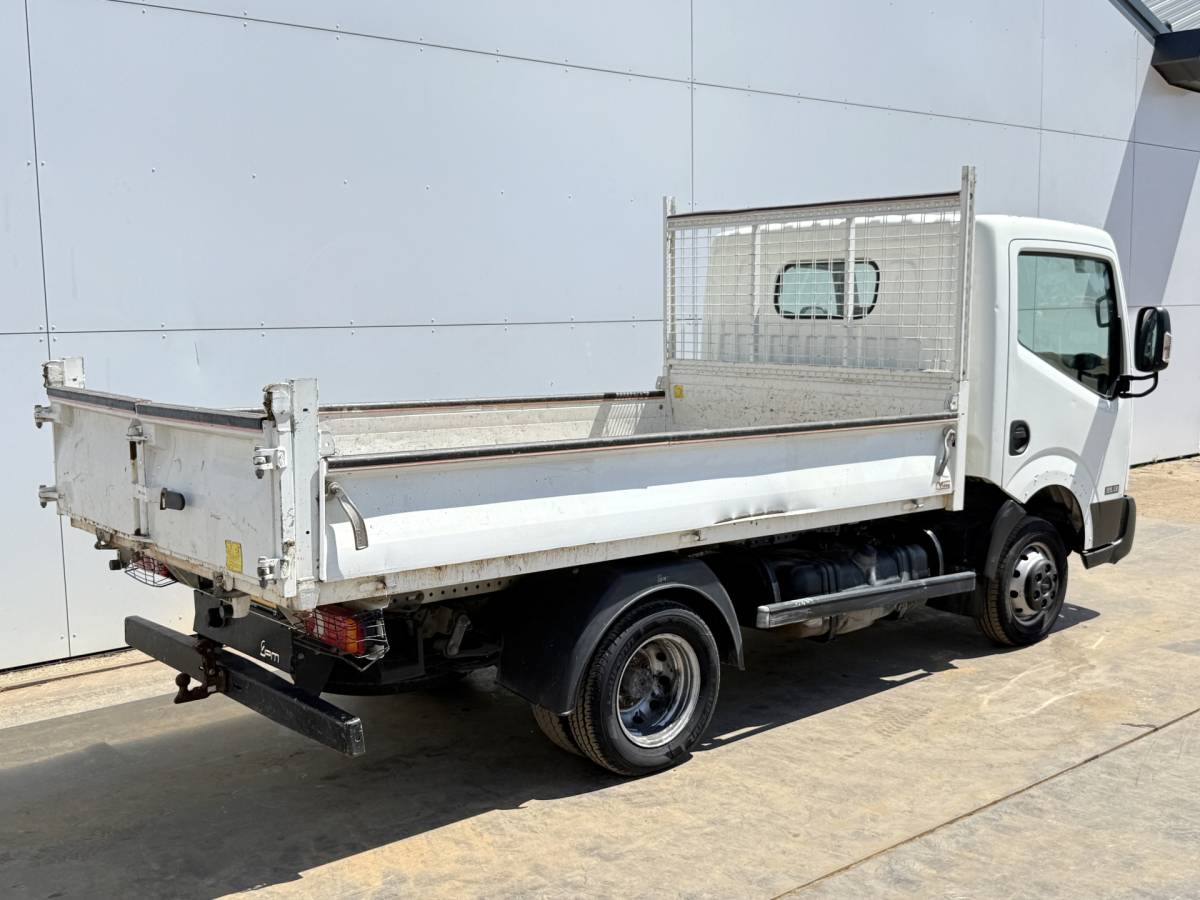 Nissan  Nissan NT400 130PK 3.0 Kipper 3L Dubbellucht 3.5t Trekhaak Airco Benne Tipper