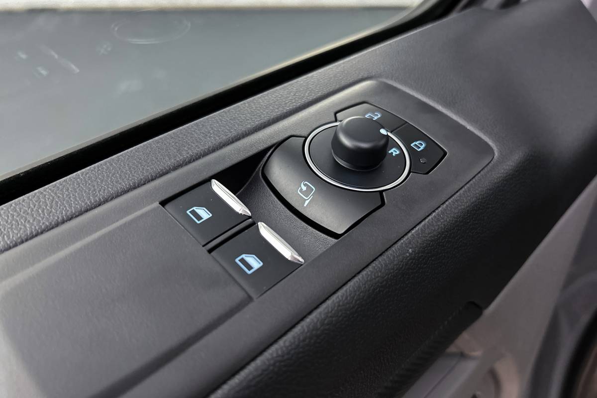 Ford  Ford E-Custom 340 L2 71KWh Sport | 2x schuifdeur | 3-zitplaatsen | Stoelverwarming