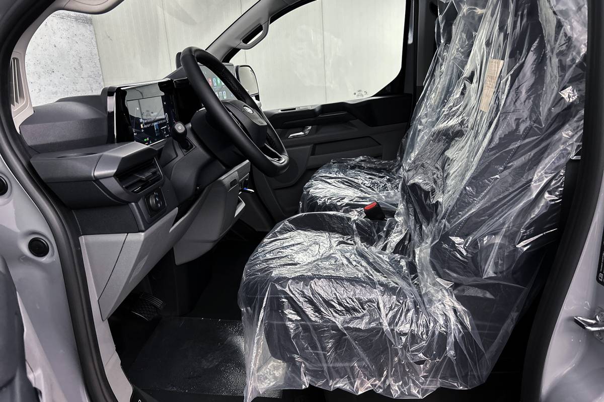 Ford  Ford E-Custom 340 L2 71KWh Sport | 2x schuifdeur | 3-zitplaatsen | Stoelverwarming