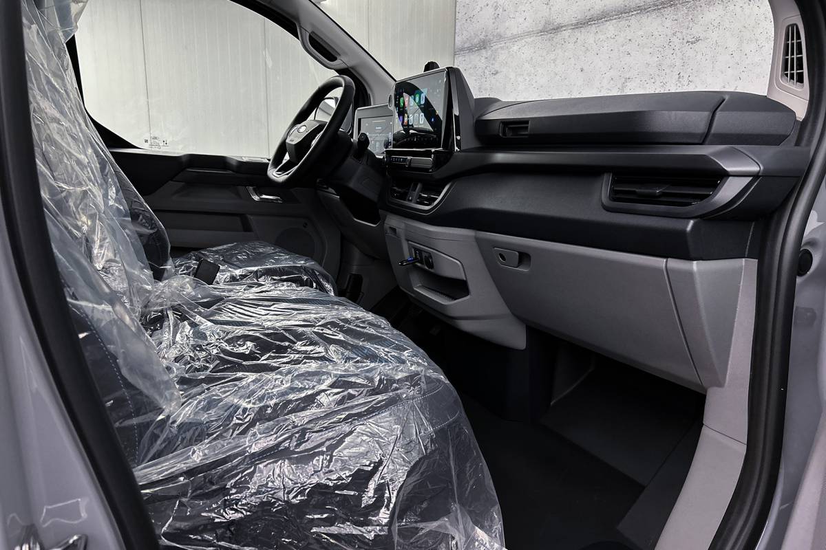 Ford  Ford E-Custom 340 L2 71KWh Sport | 2x schuifdeur | 3-zitplaatsen | Stoelverwarming
