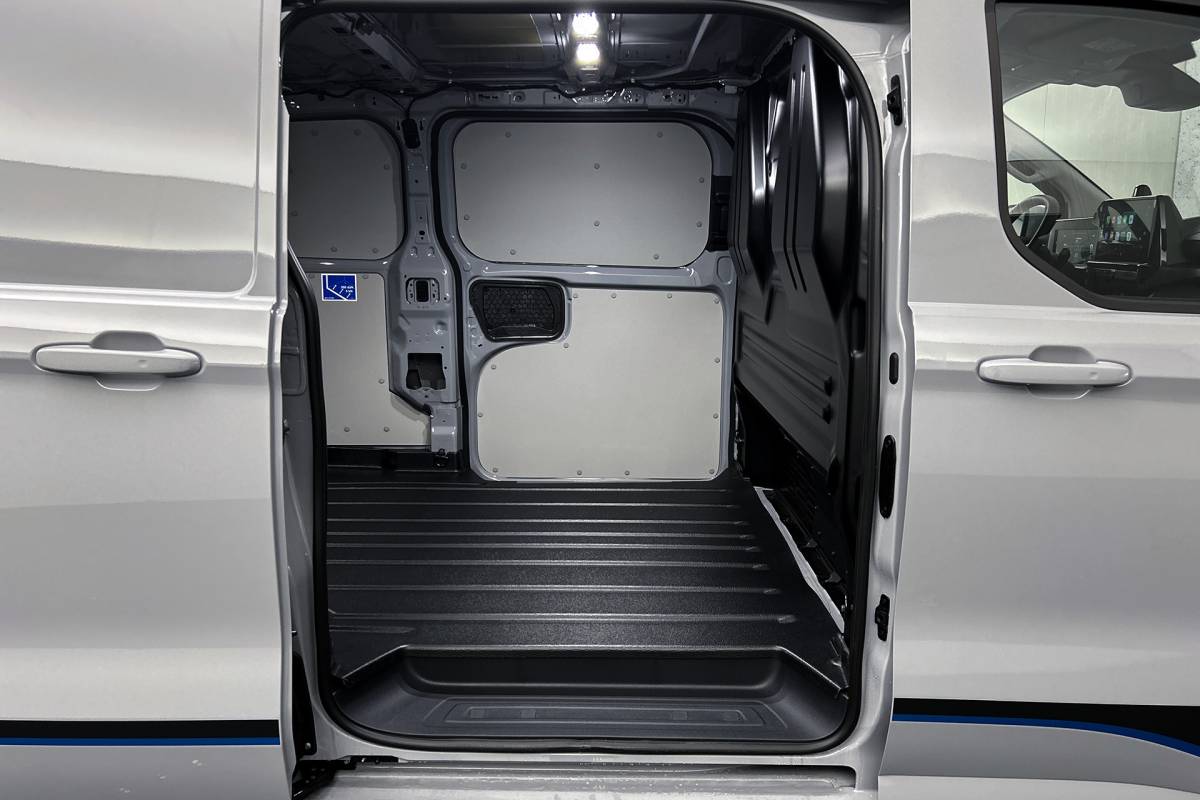 Ford  Ford E-Custom 340 L2 71KWh Sport | 2x schuifdeur | 3-zitplaatsen | Stoelverwarming