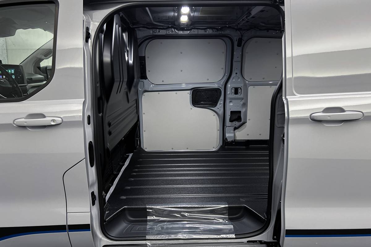 Ford  Ford E-Custom 340 L2 71KWh Sport | 2x schuifdeur | 3-zitplaatsen | Stoelverwarming