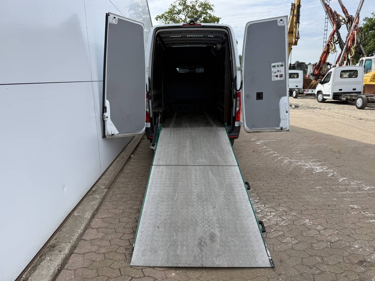 Mercedes-Benz Sprinter Mercedes-Benz Sprinter 319 3.0 V6 6-cilinder L2H2 10-Inch MBUX Navigatie Climate Control Cruise Control 3,5 Trekhaak Oprijplaat