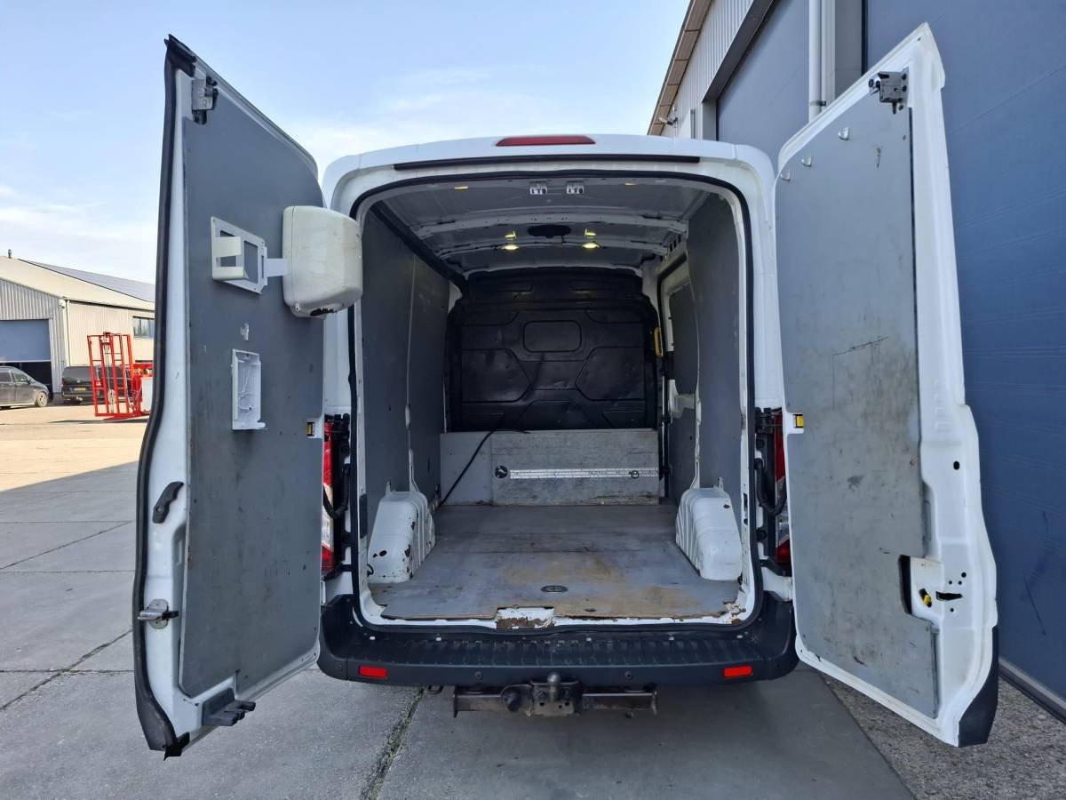 Ford Transit Ford Transit 330 2.0 TDCI L2H2 Trend AIRCO / CRUISE CONTROLE / NAVI / TREKHAAK /  EURO 6