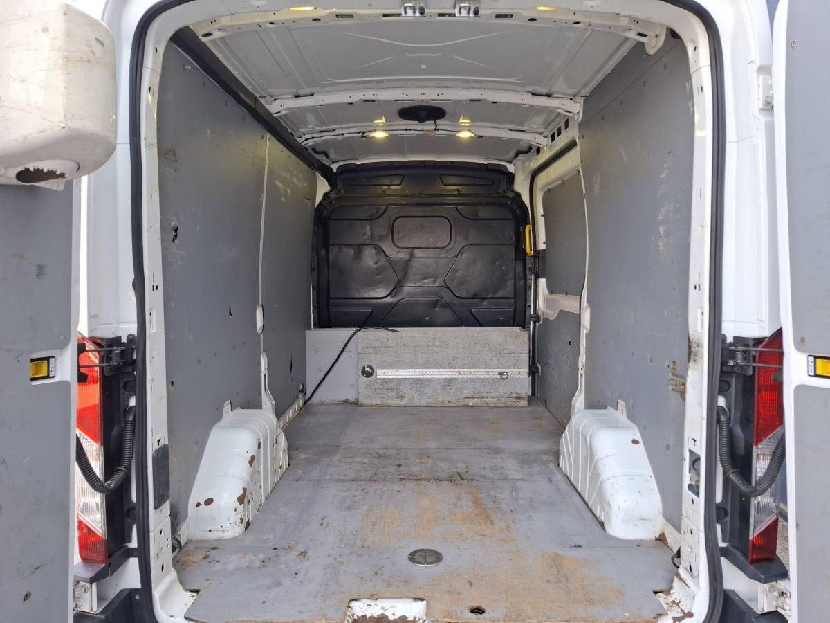 Ford Transit Ford Transit 330 2.0 TDCI L2H2 Trend AIRCO / CRUISE CONTROLE / NAVI / TREKHAAK /  EURO 6