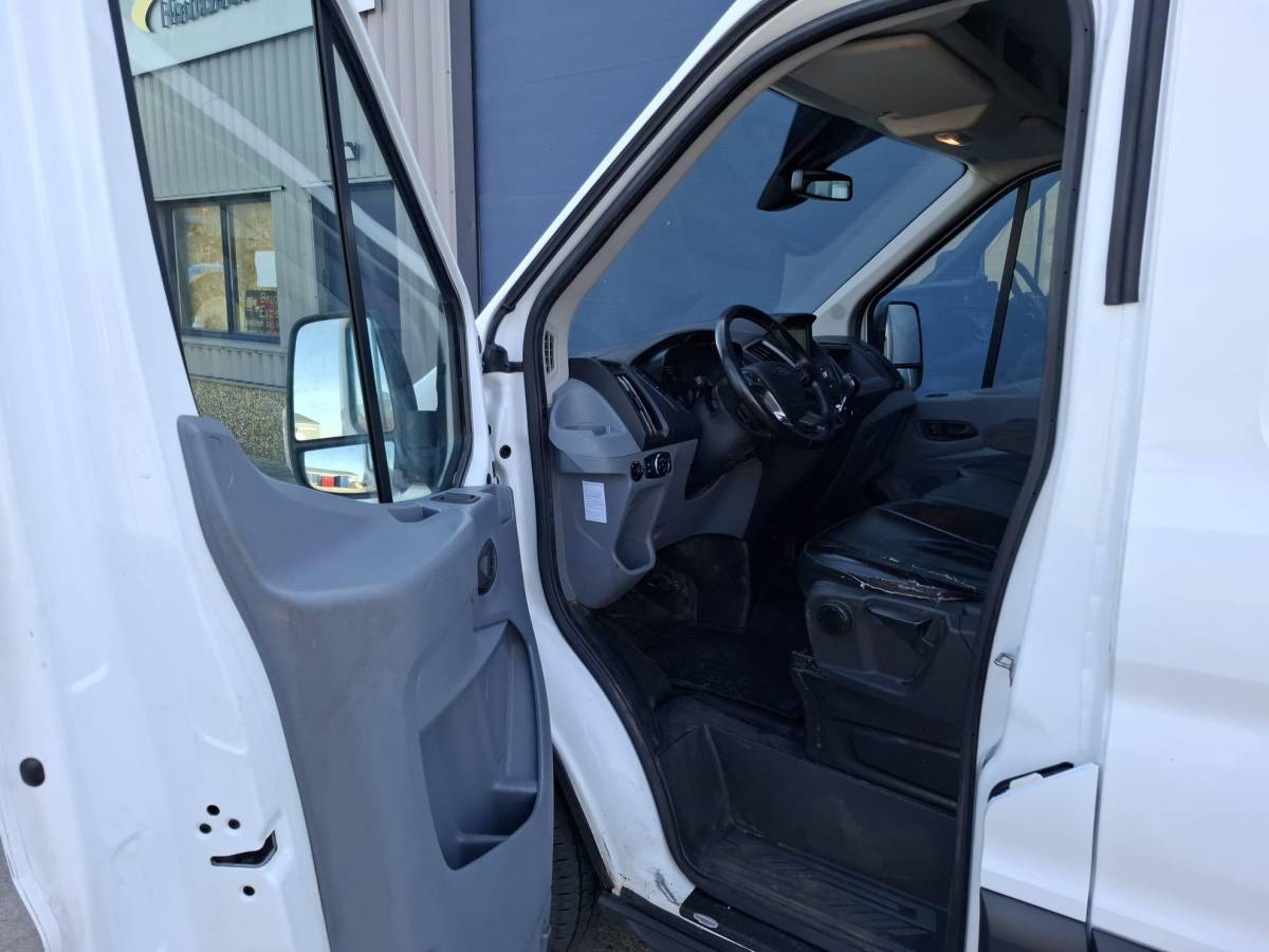 Ford Transit Ford Transit 330 2.0 TDCI L2H2 Trend AIRCO / CRUISE CONTROLE / NAVI / TREKHAAK /  EURO 6